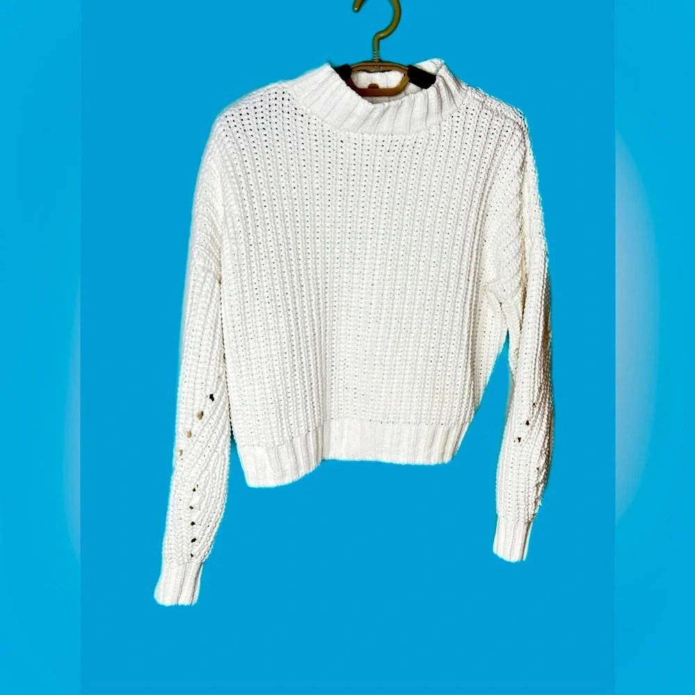 Hollister-Women's Knitted Mock Neck Sweater size XS.  Short sweater